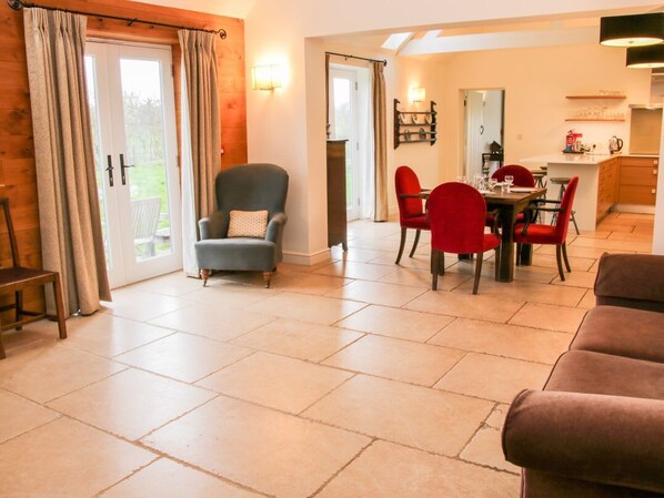 Living area - Treehouse Barn at Pitchford Estate, Shrewsbury (Shrewsbury)