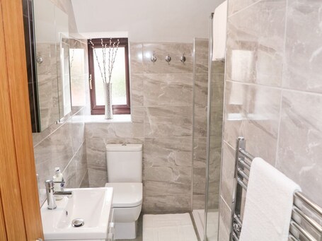 Shower. Smithy Cottage nr Chesterfield