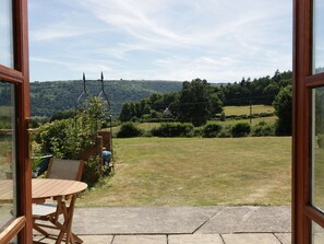 Outdoor dining - The Cottage: Idyllic Views Await (Llangollen)
