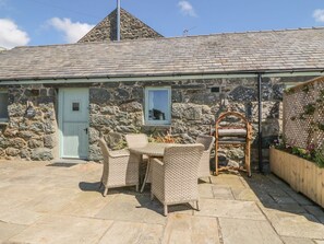Outdoor dining - Cornel Glyd, Talybont (Talybont)