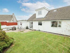 Outdoor dining - Ty Gilbert, Benllech (Tyn-y-Gongl)