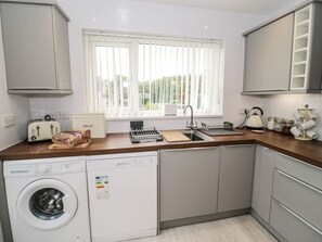 Dishwasher, high chair - Ty Gilbert, Benllech (Tyn-y-Gongl)