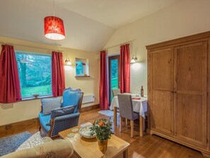 Dining - Charming Woodpeckers Cottage Retreat (Church Stretton)