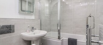 2 RIVERSIDE WALK, WiFi, off-road parking, Airton