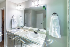 House, Garden View | Bathroom - Hideaway Getaway (Statham)