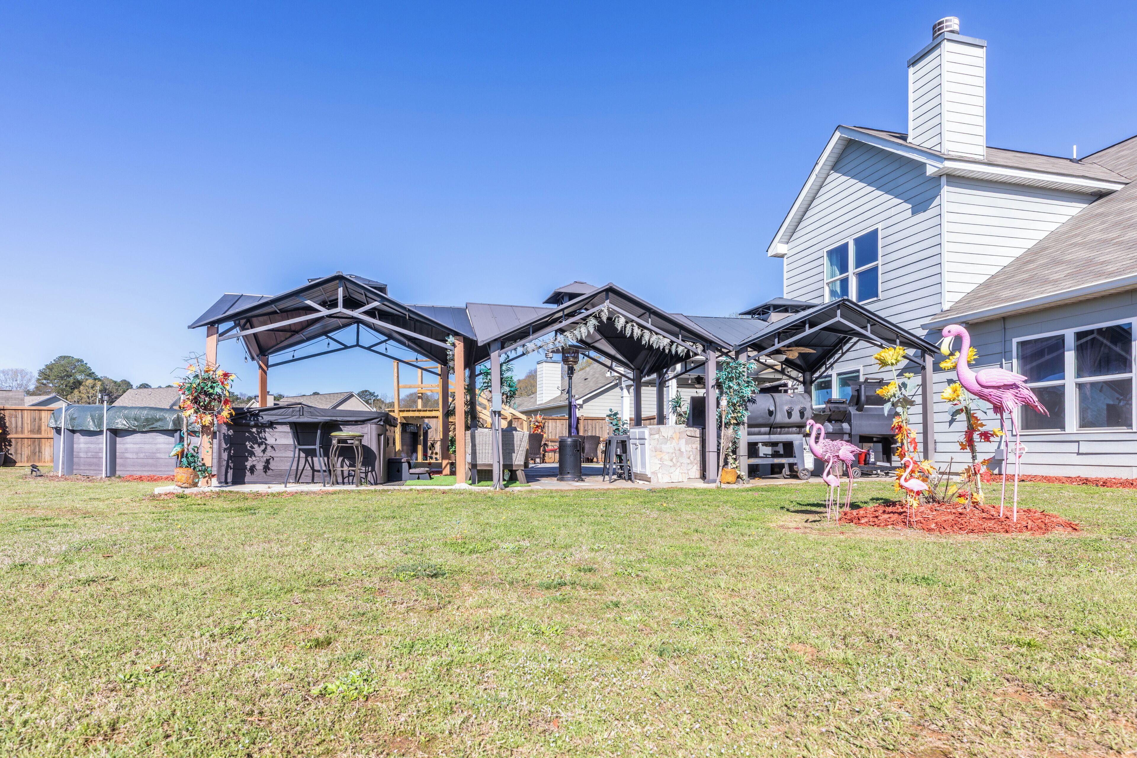 Maison, vue jardin | Enceinte de l’hébergement