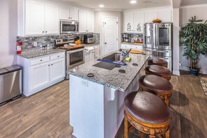 House, Garden View | Private kitchen - Hideaway Getaway (Statham)