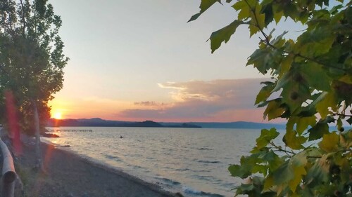Central apartment a stone's throw from the lake "La Vattutella" Marta