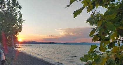 Central apartment a stone's throw from the lake "La Vattutella" Marta