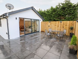 Outdoor dining - Puffins Rest is in Goldsithney (Penzance)