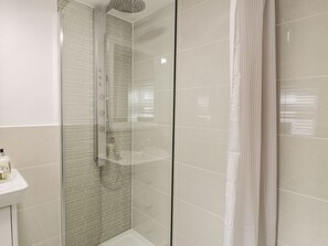 Shower - Garreg Ddu, Blaenau Ffestiniog (Blaenau Ffestiniog)