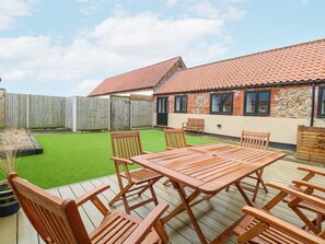 Outdoor dining - The Old Dairy rests in Norfolk (King's Lynn)