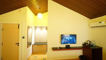 Superior Cottage, Balcony, Mountain View | Down comforters, memory foam beds, bed sheets, wheelchair access