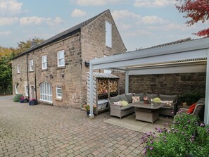 Outdoor dining - The Coach House, Holloway (Matlock)