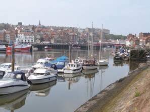 Marina - APARTMENT 2: Stylish Living in Whitby (Whitby)