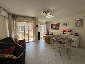 TV - Port Fréjus, Les Rives Latines, 100m from the beaches, Port view, 1-bedroom apartment, 40m², sleeps 4, air conditioning, garage (Fréjus)