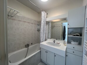 Hair dryer - Port Fréjus, Les Rives Latines, 100m from the beaches, Port view, 1-bedroom apartment, 40m², sleeps 4, air conditioning, garage (Fréjus)