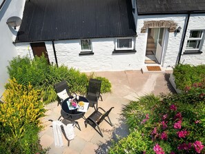 Outdoor dining - 3 Horse Pool Road, Laugharne (Carmarthen)