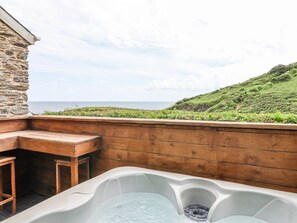 Outdoor spa tub - 2 Cliff Cottages, Gorran Haven (Truro)