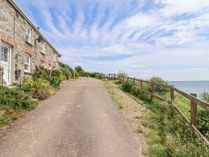 Property grounds - 2 Cliff Cottages, Gorran Haven (Truro)