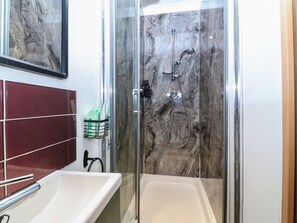 Shower - The Sail Loft, in Y Felinheli. (Y Felinheli)