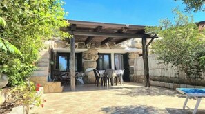 Outdoor dining - Vrbo Property (Sardegna)