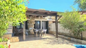 Outdoor dining - Vrbo Property (Sardegna)