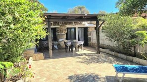 Outdoor dining - La Casa del Mare - Tranquility and Comfort Two Steps from the Sea (Santa Teresa di Gallura)