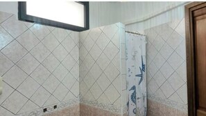 Shower, hair dryer, bidet - La Casa del Mare - Tranquility and Comfort Two Steps from the Sea (Santa Teresa di Gallura)