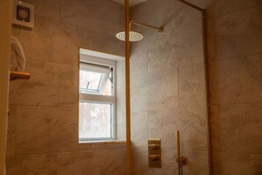 Shower - The George, Whitley Bay (Whitley Bay)