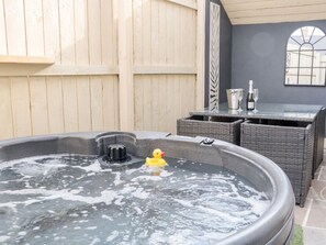 Outdoor spa tub - 6 Lock View, Gargrave (Skipton)