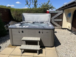 Outdoor spa tub - Sunnyside, Barrow-Upon-Humber (Barrow-upon-Humber)