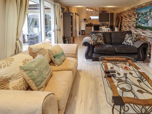 Living area - Sunnyside, Barrow-Upon-Humber (Barrow-upon-Humber)