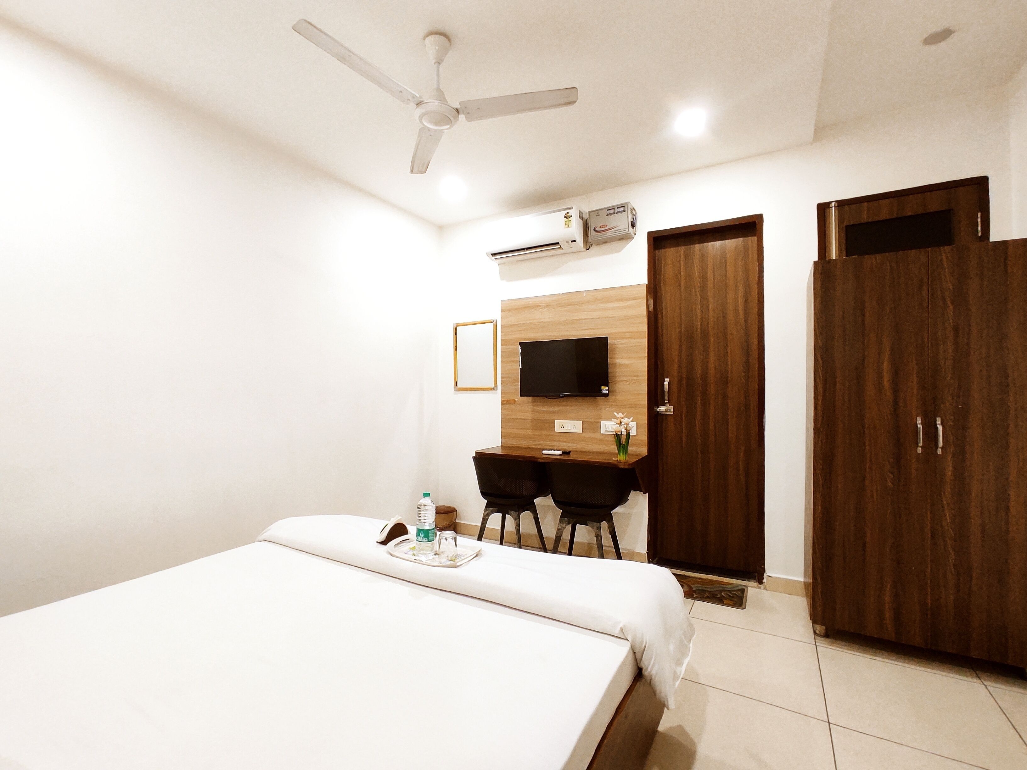 Desk, laptop workspace, free WiFi