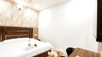 Classic Double Room | Desk, laptop workspace, free WiFi