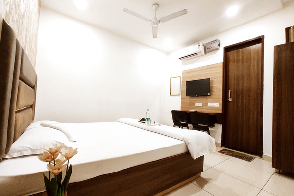Classic Double Room | Desk, laptop workspace, free WiFi