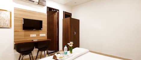 Classic Double Room | Desk, laptop workspace, free WiFi