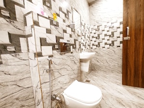 Classic Double Room | Bathroom - HOTEL COLLECTION INN (Ludhiana)
