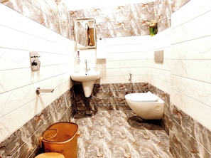 Shower, towels, soap, shampoo - HOTEL COLLECTION INN (Ludhiana)
