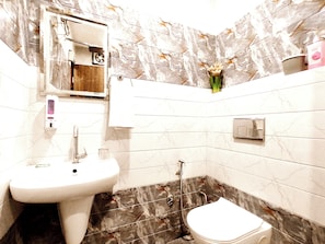 Shower, towels, soap, shampoo - HOTEL COLLECTION INN (Ludhiana)