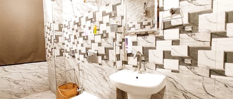 Classic Double Room | Bathroom | Shower, towels, soap, shampoo