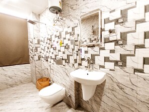 Classic Double Room | Bathroom - HOTEL COLLECTION INN (Ludhiana)
