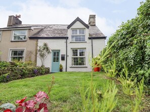 A two-story house with a well-maintained lawn and a variety of plants. - 2 Ivy Cottage Harlech, Gwynedd (Harlech)