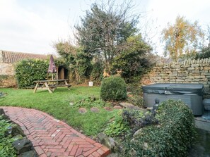 Outdoor dining - Charming Cottage at 29 High Street (Scarborough)