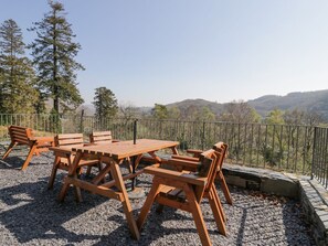 Outdoor dining - Bwthyn y Coediwr Cottage Retreat (Blaenau Ffestiniog)