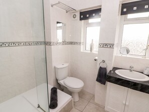 Shower - 54 Croft Court in Tenby, Wales (Tenby)