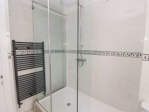 Shower - 54 Croft Court in Tenby, Wales (Tenby)
