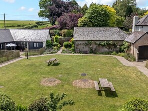 Outdoor dining - Keepers Cottage, Winterborne Stickland (Blandford Forum)