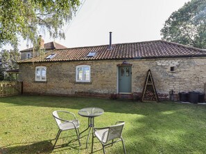 Outdoor dining - Swallow's Nest near Hibaldstow (Gainsborough)