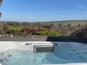 Outdoor spa tub - The Retreat, Bodmin, Cornwall. (Bodmin)